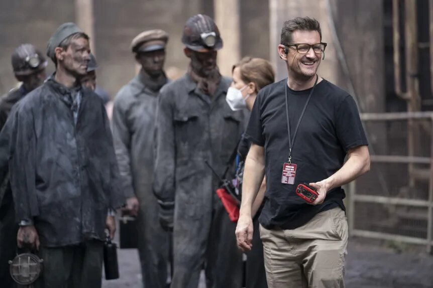 Джо Уиллемс на съёмочной площадке (Дистрикт 12)