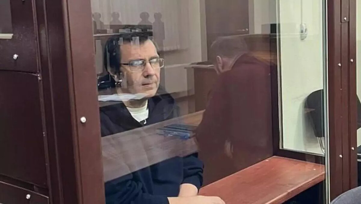     16 февраля этого года ученый Александр Цветков летел из командировки в Красноярске через Москву домой, в Ярославль. В Домодедово, прямо в самолете на него надели наручники. Обвинение — убийство. Так начались 10 месяцев хождения по мукам. Что произошло, и при чем здесь система распознавания лиц?