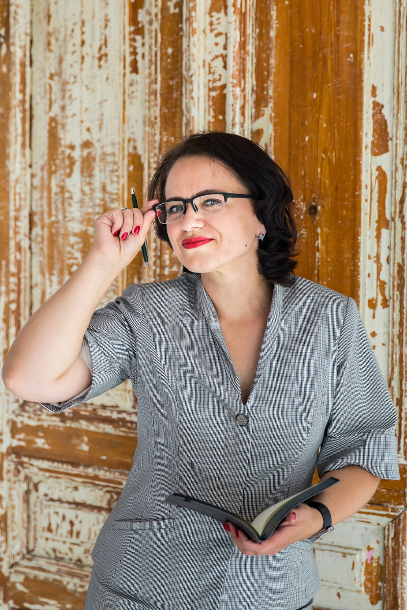 да, я до сих пор пишу ручками в тетрадках! Это развивает моторику.