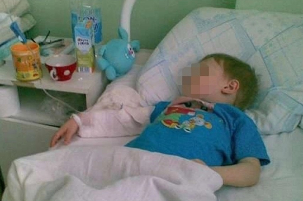 Мальчик лежит в больнице. Маленький ребёнок в болнице
