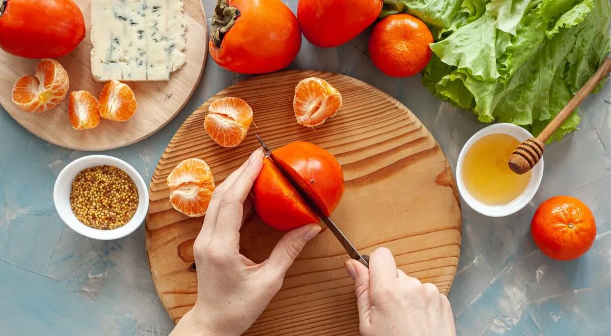 Хурму вкусно запекать в сметане, добавлять в салаты и выпечку