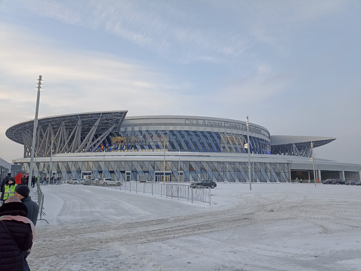 Вид на арену со стороны ТРЦ Питер Радуга