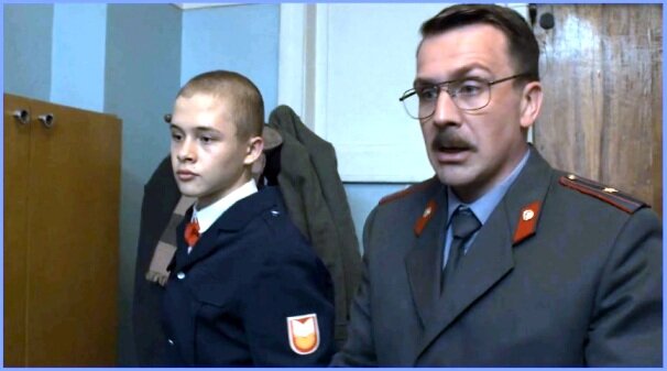 (Кадр из 2-й серии. Режиссер: Жора Крыжовников. Слева: Андрей "Пальто" - член группировки "Универсам", справа: Ильдар Юнусович, майор милиции...)