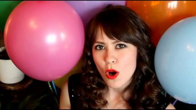 Кадр из видео с песней-переделкой «Студент» («Руки Вверх!») на дне рождения мужчины