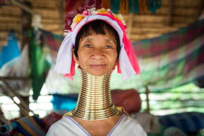  Женщины племени Падаунг, народ группы каренов, проживающий в Мьянме и Таиланде, привлекают внимание своими необычными украшениями - кольцами на шее.
