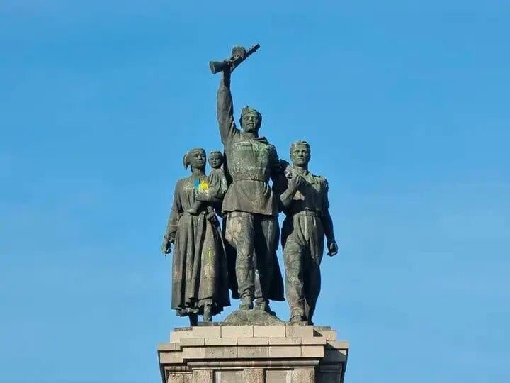 Памятник у тц софия. Памятник красной армии в софии. Памятник советским воинам в софии. Болгария софия памятник советским воинам. Памятник советской армии в софии болгария.