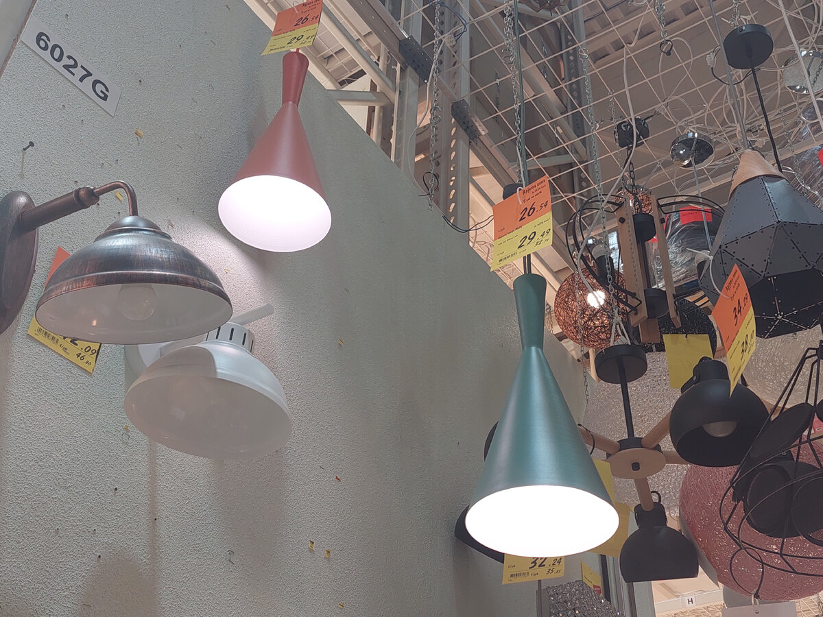 Зеленый светильник уже светит на кухне в квартире № 2, а оранжевый будет освещать кухню в квартире № 1