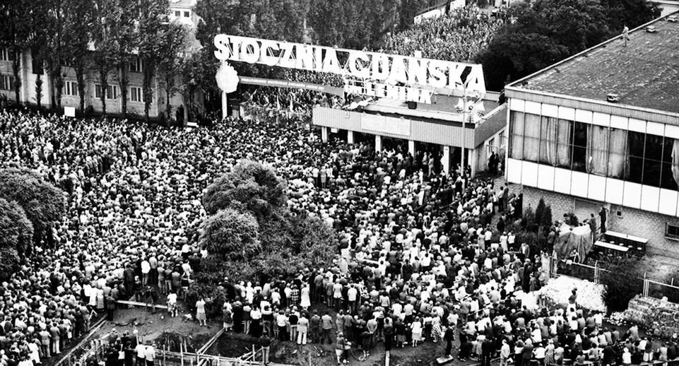 Бастующие горожане у ворота № 2 Гданьской верфи имени В. И. Ленина, 1980 год📷
