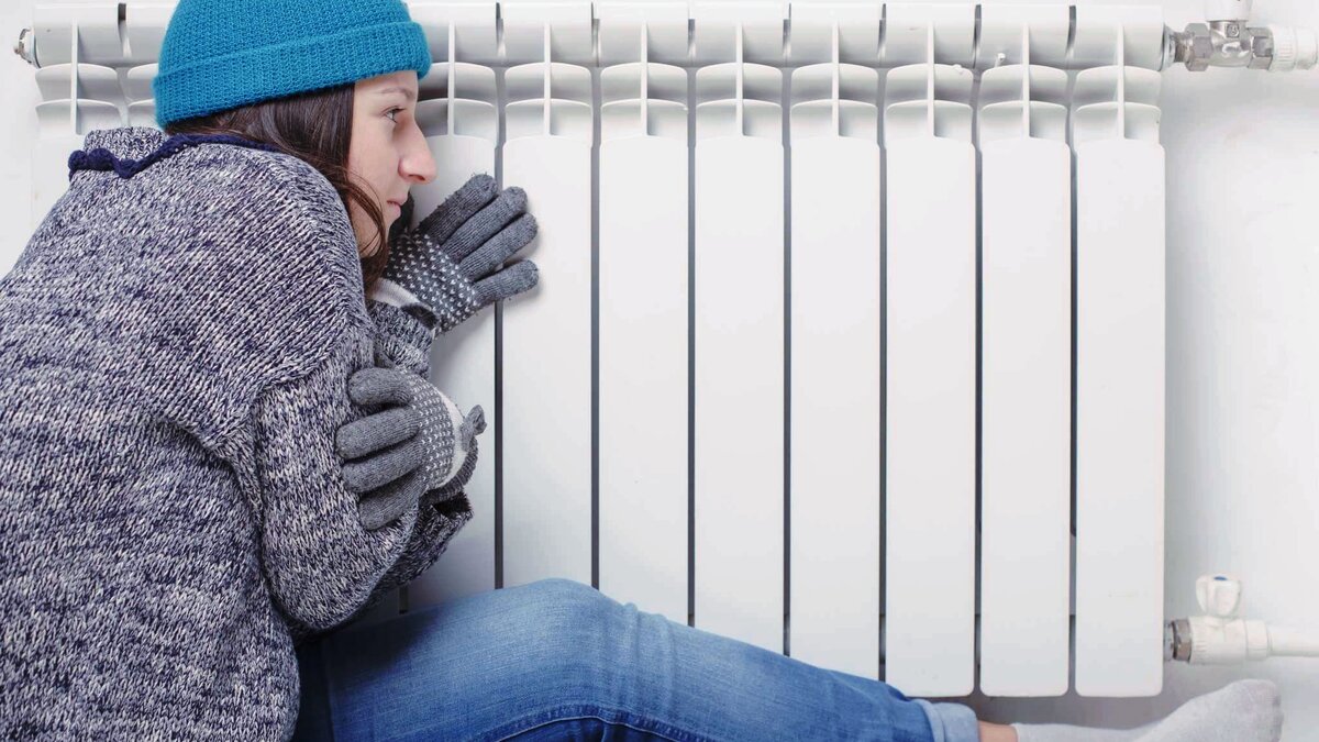 окно зимой. климат и отопление. холодно дома. холодно в доме. люди мерзнут в домах.