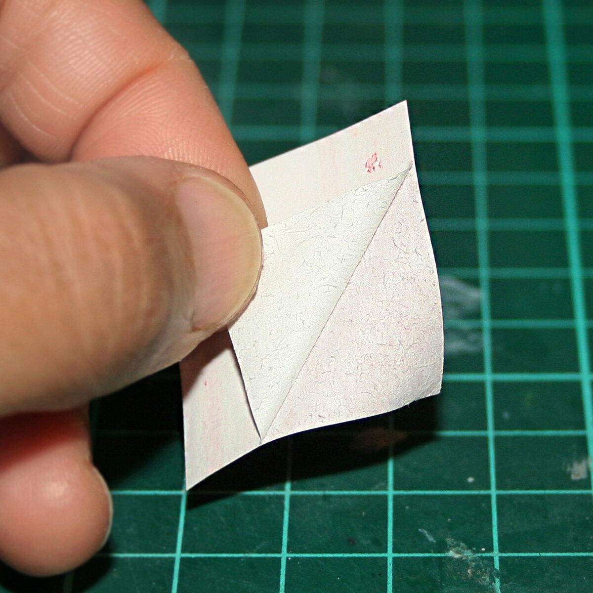 Отделяем бархат от бумажной основы.