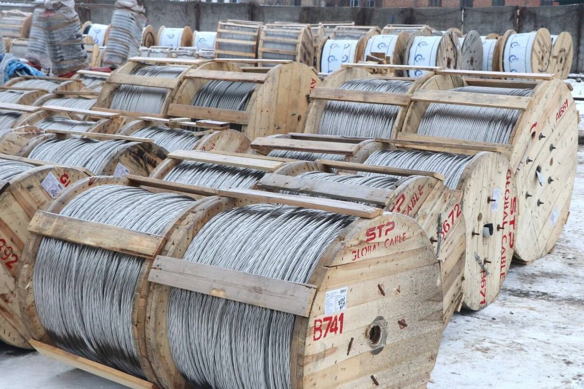 В нее вошли 20 грузовиков, везущих более 550 метров электрических кабелей и шесть комплектов трансформаторных пунктов.-4