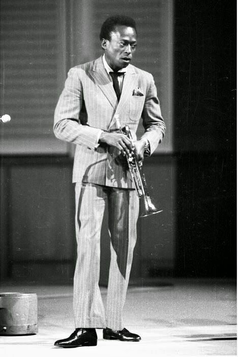 От галстуков и дорогих итальянских костюмов...