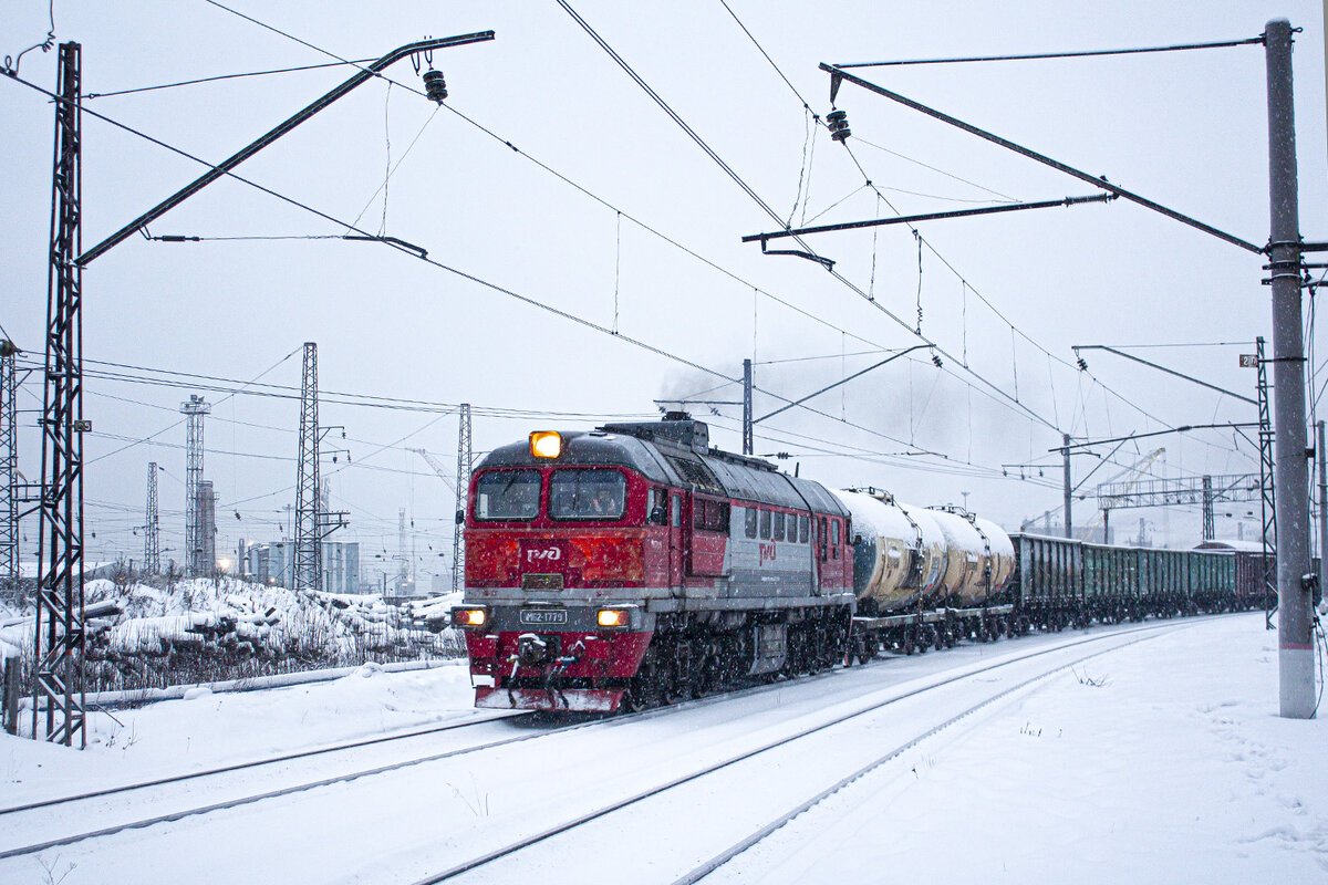 ДМ62-1779 с грузовым поездом