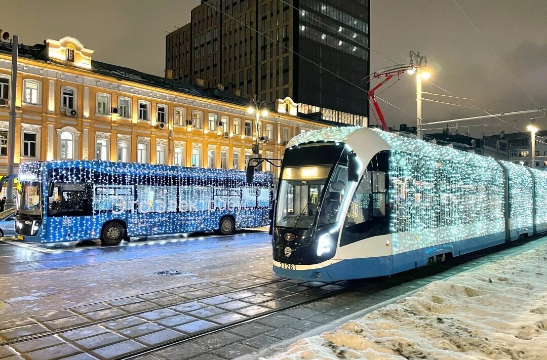 Электробус и трамвай в новогодних гирляндах у Белорусского вокзала. 