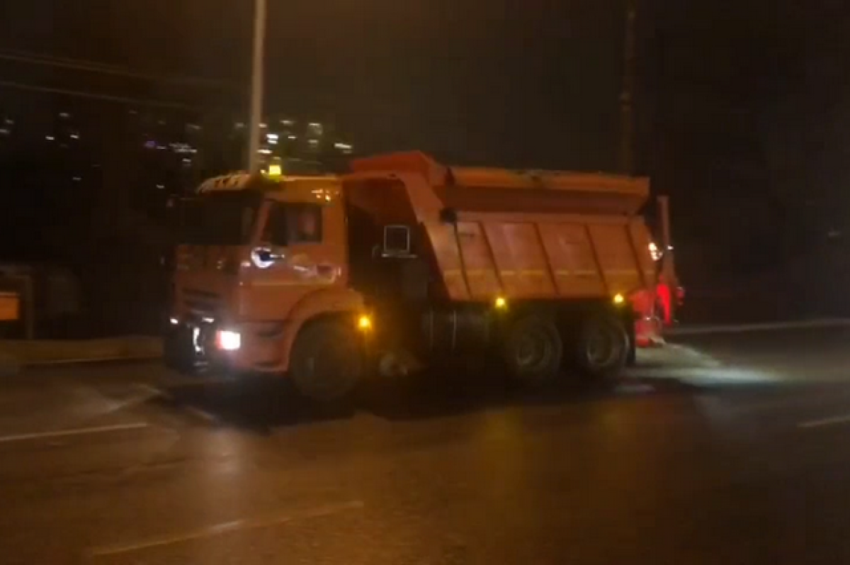    Коммунальщики Ставрополя начали обрабатывать дороги против гололёда