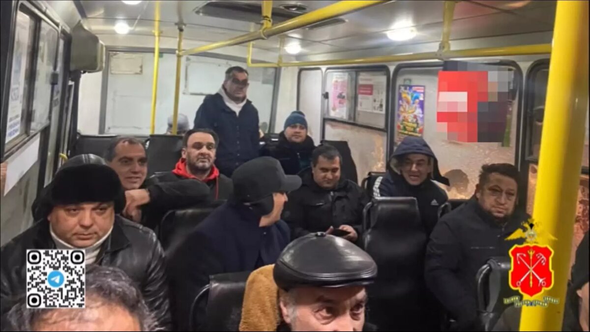     Полиция Санкт-Петербурга провела масштабные рейды по местам проживания цыган. Вооруженные силовики с собаками нагрянули в деревню Верхние Осельки и в апарт-отель на Пулковском шоссе. По итогу мероприятий «кочующим гражданам» (так называет цыган пресс-служба МВД) вручили 35 повесток в военкомат.