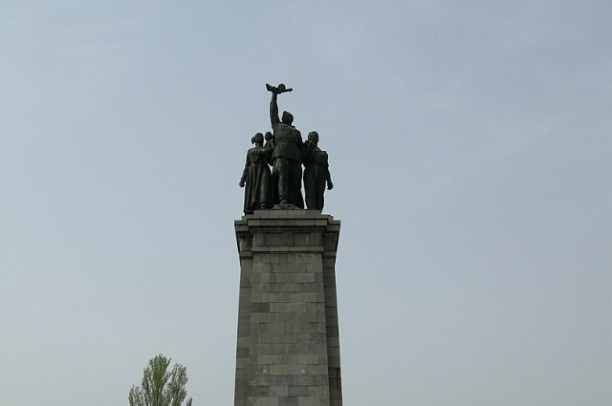    Ветеран СВР прокомментировал снос памятника Советской армии в Софии