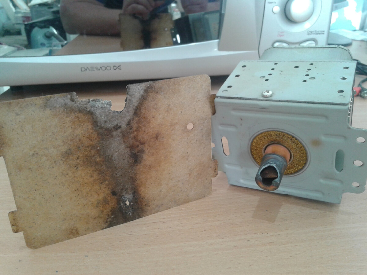 Прогар слюдяной пластины и колпачка магнетрона из-за включения без продуктов в камере СВЧ.