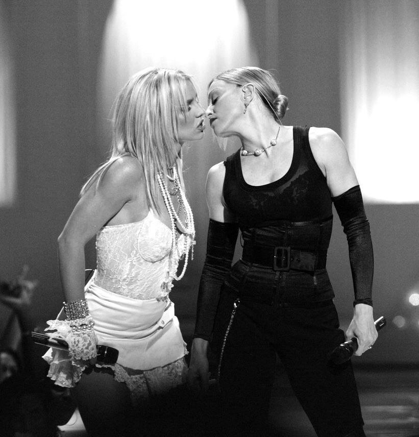 Бритни и мадонна. Поцелуй мадонны и бритни спирс. Поцелуй мадонны и бритни спирс. Поцелуй мадонны и бритни спирс. Мадонна и бритни спирс 2022.