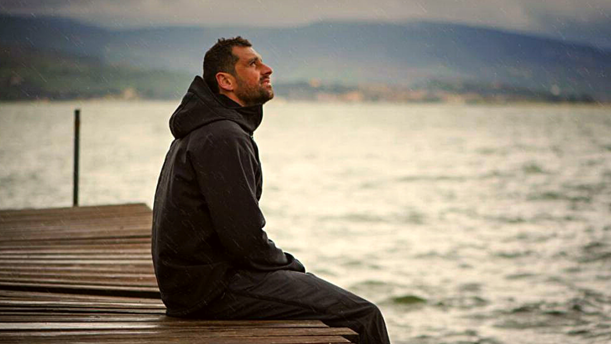 Мужское одиночество. Одиночество мужчины в 40 лет. Одинокие мужчины в Турции. Грустный парень в Турции.