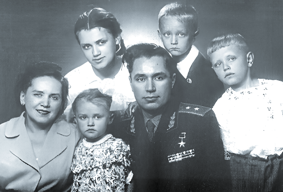 Будущий маршал в кругу семьи.