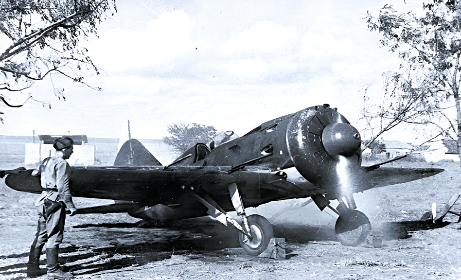 Советский одномоторный истребитель-моноплан И-16 по прозвищу "Ишачок".