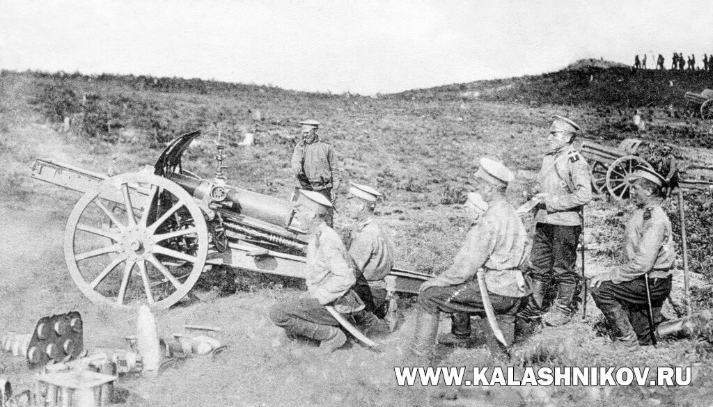 48-лин полевая гаубица системы Круппа обр. 1909 г. Русской Императорской армии ведёт огонь. Обратите внимание, насколько далеко за пределы люльки откатывается ствол орудия
