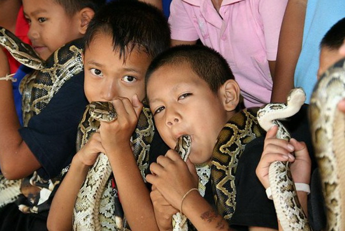 Он его целует или уже ест?