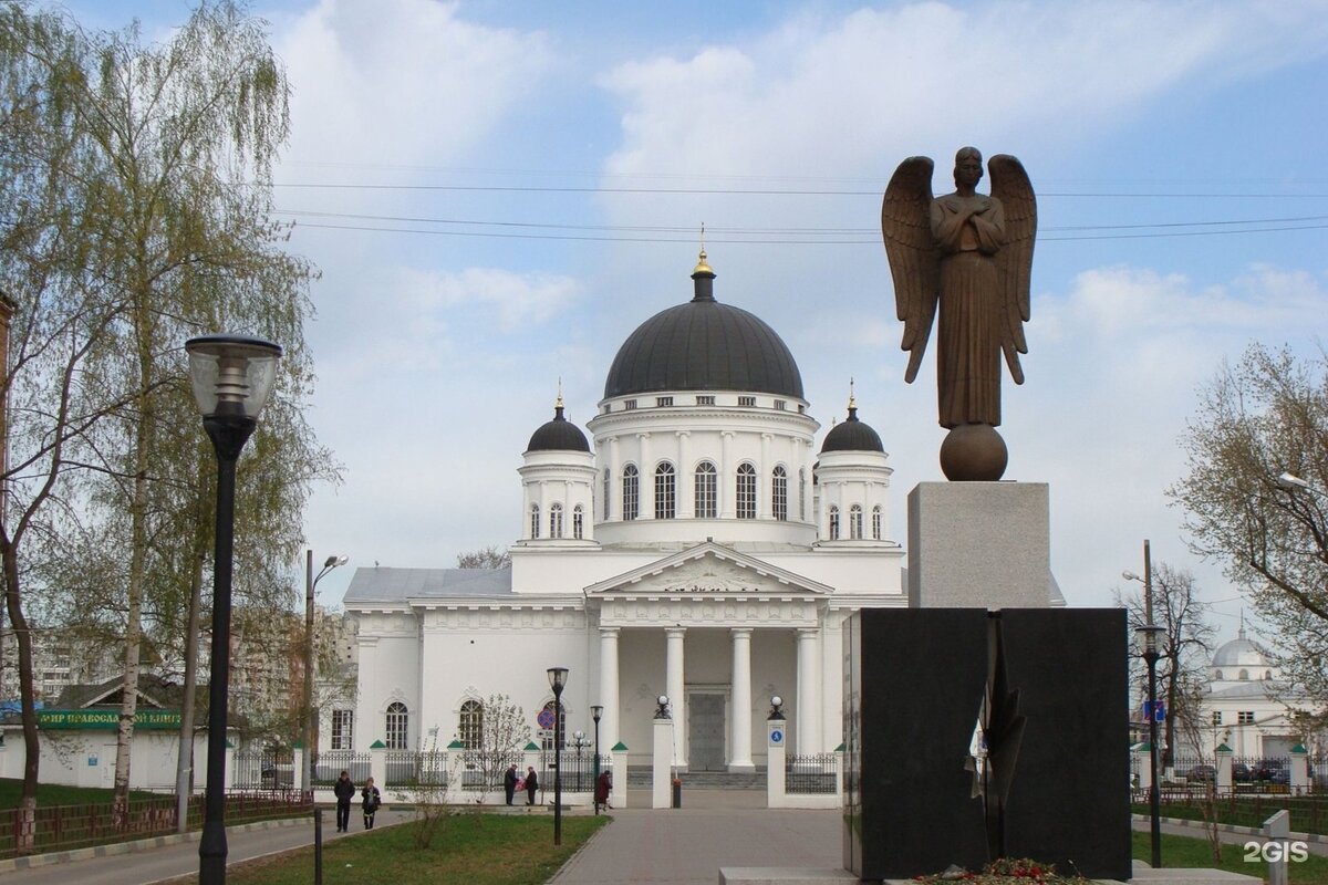 Памятник "Скорбящий ангел" был  по заказу Нижегородской епархии. Монумент посвящен нижегородцам погибшим при ликвидации Чернобыльской атомной электростанции 26 апреля 1986 г. В ликвидации аварии на Чернобыльской АЭС участвовало более 3 000 нижегородцев. Согласно открытым источникам (от апреля 2022 года)  в Нижнем Новгороде и области числилось 2756 ныне живущих участников ликвидации катастрофы последствий катастрофы. Всего же от Горьковской (Нижегородской) области в ликвидации аварии на ЧАЭС участвовало около 5000 чел. Фото из открытых источников.