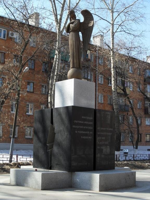 "Фигура Ангела из чёрного гранита установлена на трёхметровом постаменте. Под ногами Ангела шар, олицетворяющий собой Землю – на которой всё взаимосвязано, пусть даже и находится в сотни тысячах километрах друг от друга..." Из обзора пользователя MonaLisa0209 на сайте Tripadvisor. P.S. лучше и не скажешь. Фото из открытых источников.