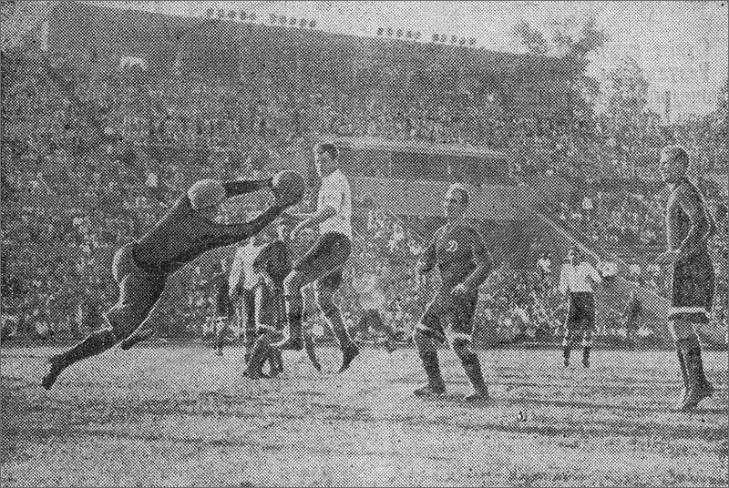 «Торпедо» - «Динамо» (Москва) – 0:7. Ворота динамовцев атакует торпедовец Георгий Жарков (в прыжке, в центре).