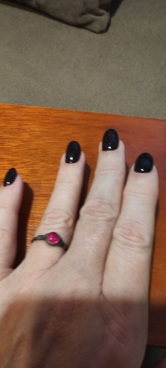 Достала из шкатулки