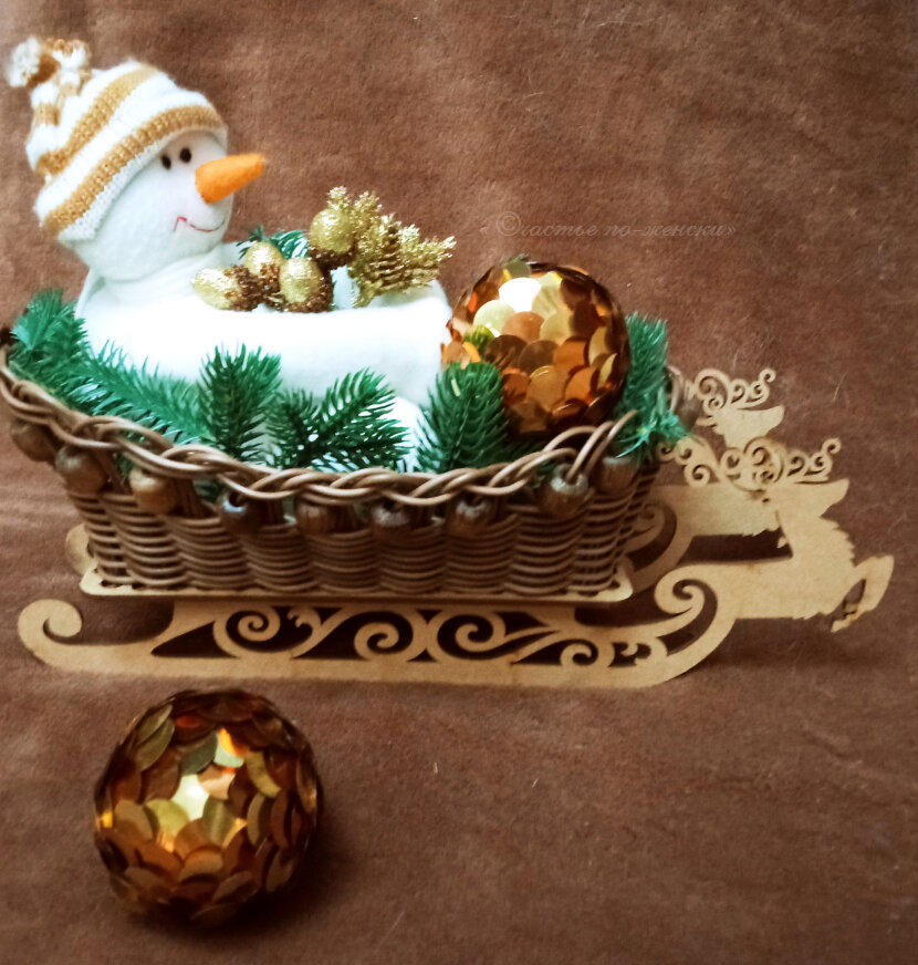 Для оплетения использован ротанг "пруток" и деревянные бусины