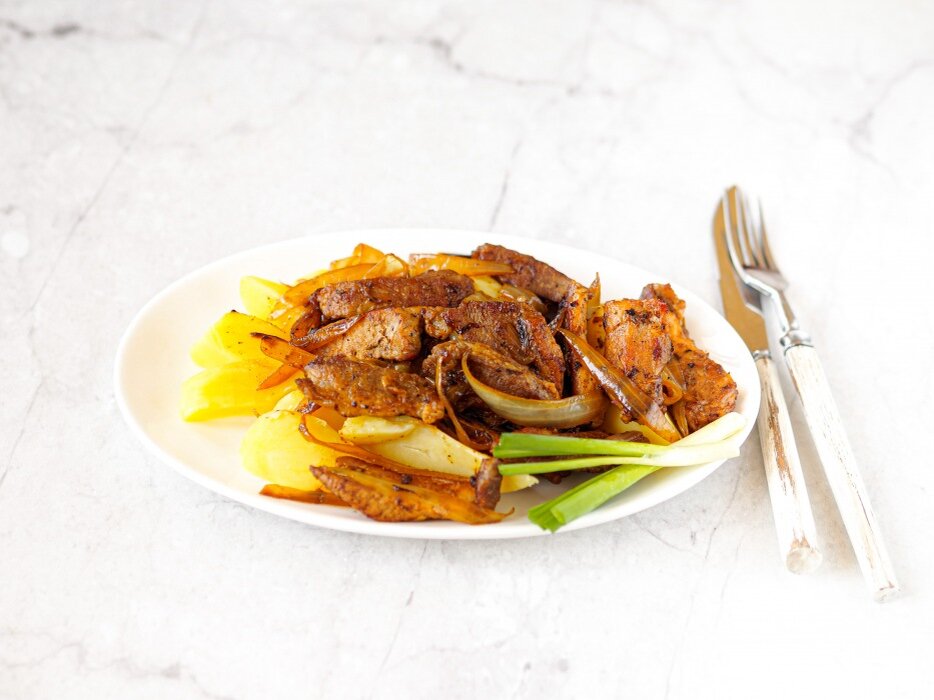 Вот один из рецептов вкусного ужина из свинины на скорую руку:

**Свинина по-домашнему**

Ингредиенты:
- 500 г свинины
- 350 г картофеля
- 250 г моркови
- 1 луковица
- соль, перец, специи по вкусу
- масло для жарки

Шаги приготовления:
1. Нарежьте свинину кусочками.
2. Обжарьте мясо на сковороде до золотистого цвета.
3. Добавьте нарезанный лук и морковь, жарьте вместе с мясом.
4. Нарежьте картофель кубиками и добавьте к мясу, луку и моркови.
5. Посолите, поперчите, добавьте специи по вкусу.
6. Тушите под крышкой до готовности.

Приятного аппетита!