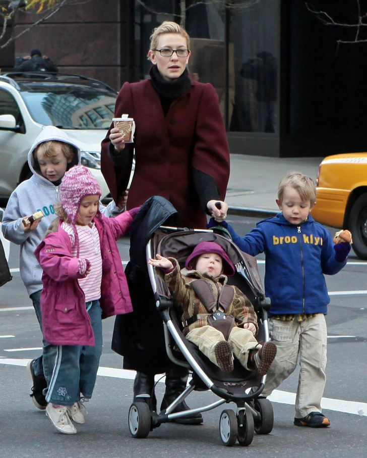 Источник: https://brightside.me/articles/10-celebrities-we-didnt-know-had-a-lot-of-children-810570/