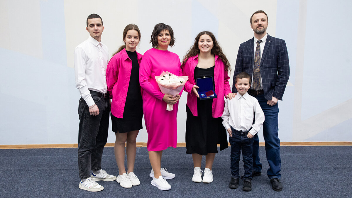 Вот она славная семья Ткаченко. Папа, мама, два сыночка и две лапочки дочки. Все как на подбор активисты, спортсмены, общественники, волонтеры и просто хорошие люди. Фото Владислава Саверченко