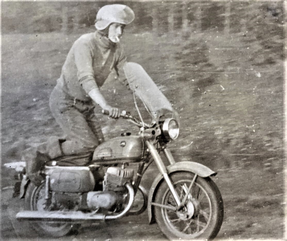 Первый мотоцикл автора - "Восход-2М". 1978 год. 