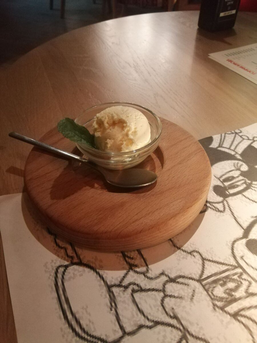 Шарик мороженого, иногда в ресторанах заказываем его дочке