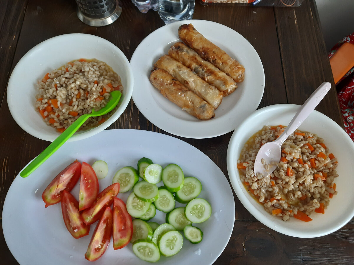 Наш обед: перловая каша с поджаркой, спринг роллы и овощная нарезка.