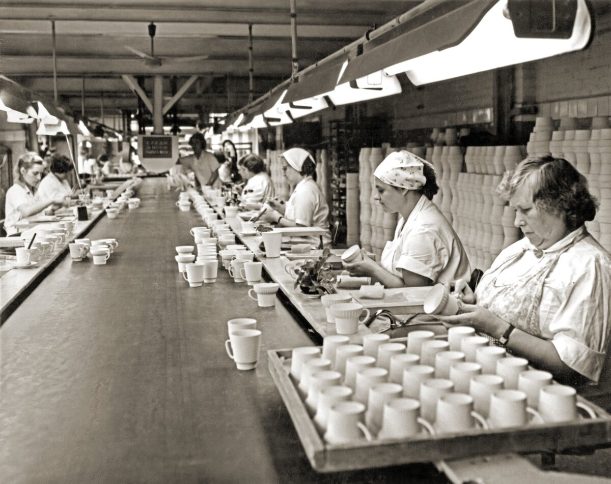 Конвейер. Цех по производству новинки - КОСТЯНОГО ФАРФОРА. ЛФЗ. 1970-й год.