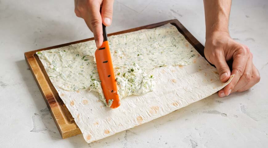 Равномерно распределите лопаточкой по листу лаваша.