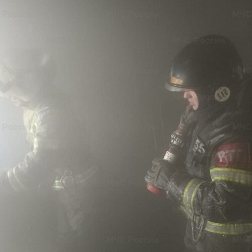 29-летняя жительница Иркутска вечером 12 декабря покурила на балконе панельной пятиэтажки, вернулась в комнату и легла спать. Как сообщили в пресс-службе ГУ МЧС России по Иркутской области, пожар был обнаружен слишком поздно, женщина погибла.