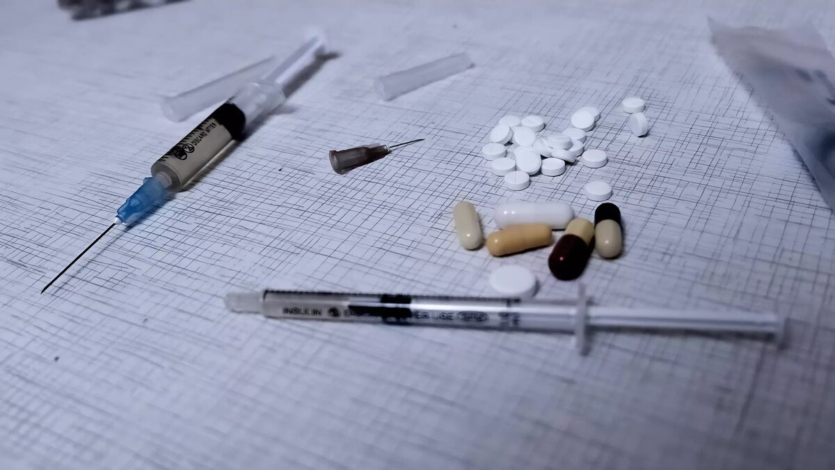     Полицейские нагрянули в арендованную квартиру к 25-летнему жителю Ишима. Его подозревают в незаконном обороте наркотиков.