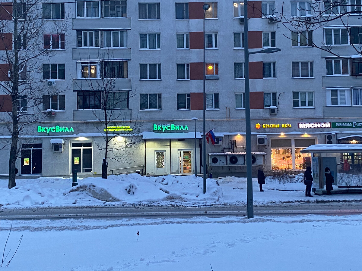 Магазины у дома. Сюда иногда заходу. В «красной икре» вкусный минтай продаётся