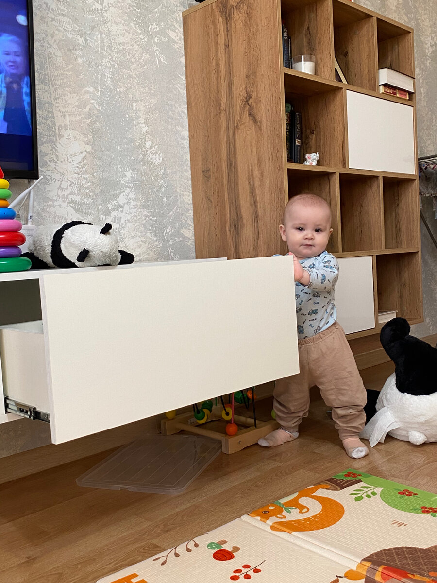 В этом ящике лежат мои свадебные бокалы и прочие ценные вещи. 