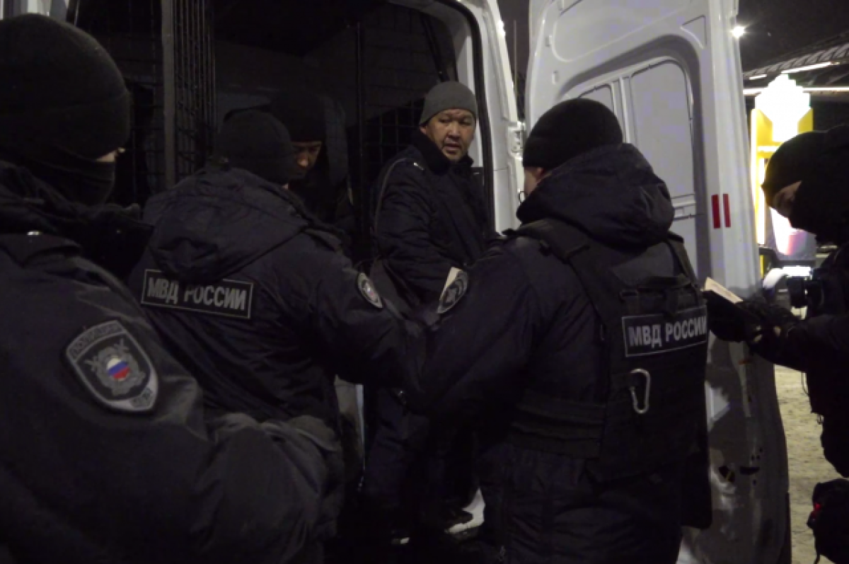    Полковника из Петербурга обвиняют в легализации более 100 тыс. мигрантов