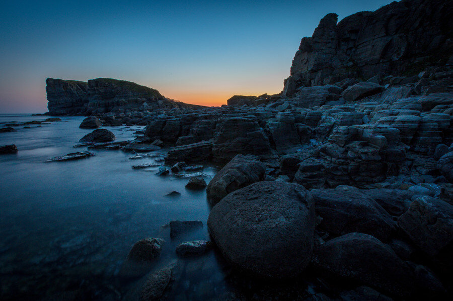 Мыс Тобизина — не самое популярное место приморского островного туризма. В этом отдаленном уголке острова Русский редко можно встретить людей. Холодное безмолвие этого места не нарушает ничего — суровая красота приморской природы, немногочисленные представители живого мира (полевые мыши, орланы, чайки) — создают неповторимую атмосферу места, далекого от повседневности суеты.