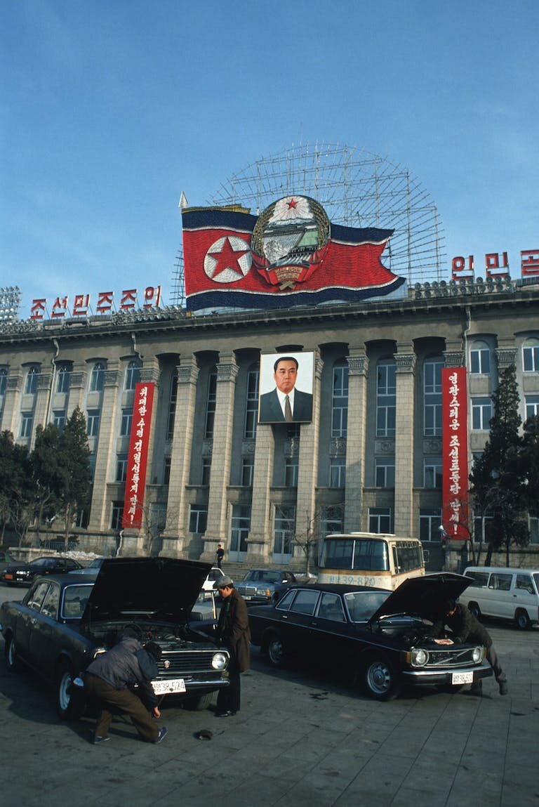 Рядом с Volvo советская Волга! 