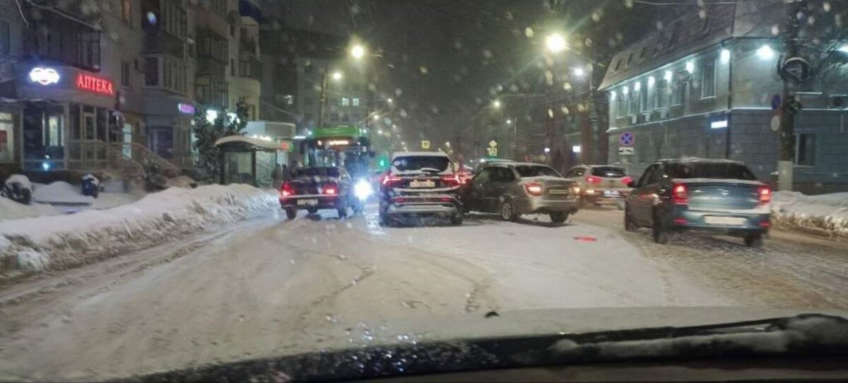    Снегопад стал причиной нескольких ДТП в Курске