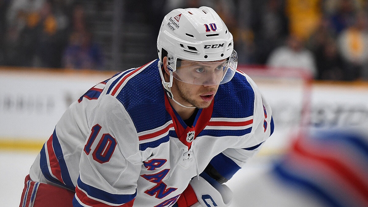    Хоккеист "Нью-Йорк Рейнджерс" Артемий Панарин. Фото: REUTERSSA; New York Rangers left wing Artemi Panarin (10) waits for a face off against the Nashville Predators during the second period at Bridgestone Arena. Mandatory Credit: Christopher Hanewinckel-USA TODAY Sports